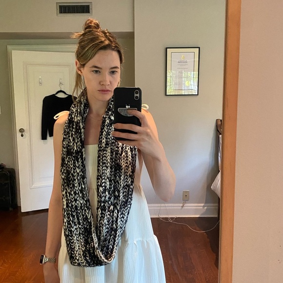 Black & White Woven Circular Scarf - Picture 3 of 3